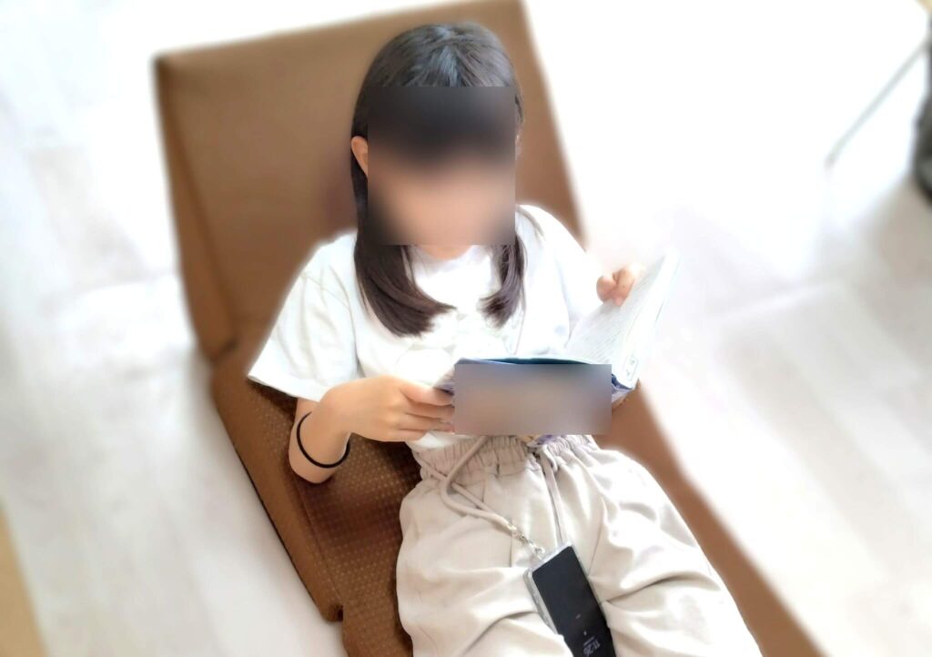 長女が本を読んでいる写真