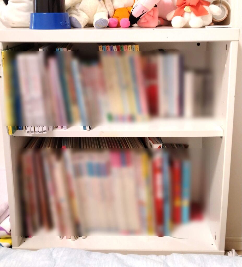 寝室の本棚の写真