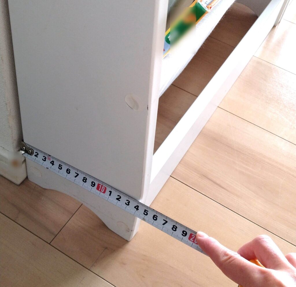 リビング一等地の本棚の奥行