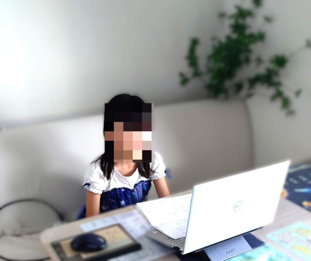 パソコンの前でKimini英会話を受けている写真