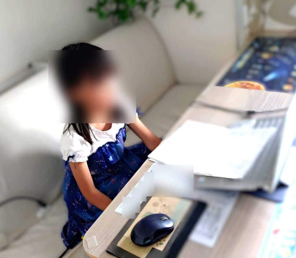次女がKimini英会話を受けている写真