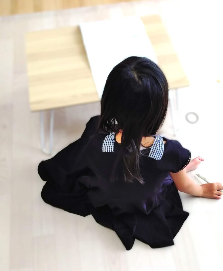 次女が勉強している写真