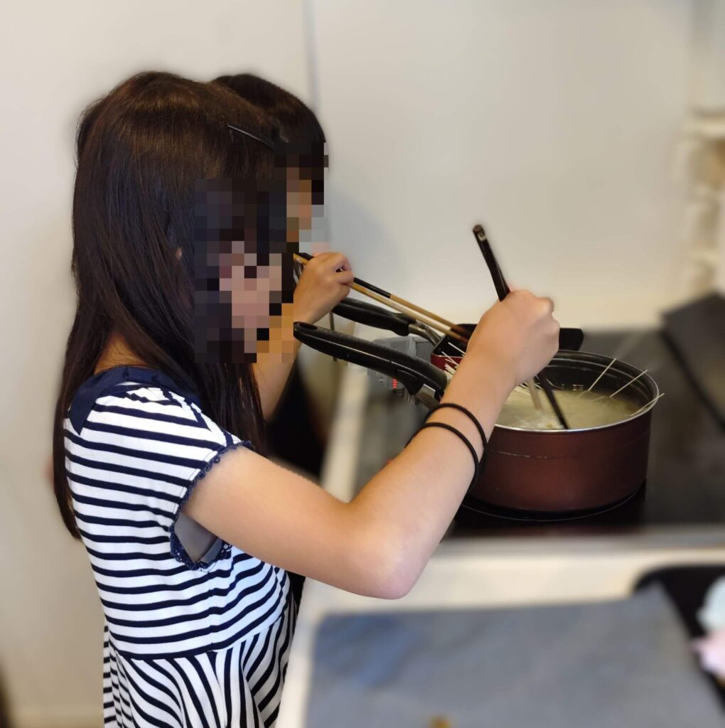 素麺を茹でている写真