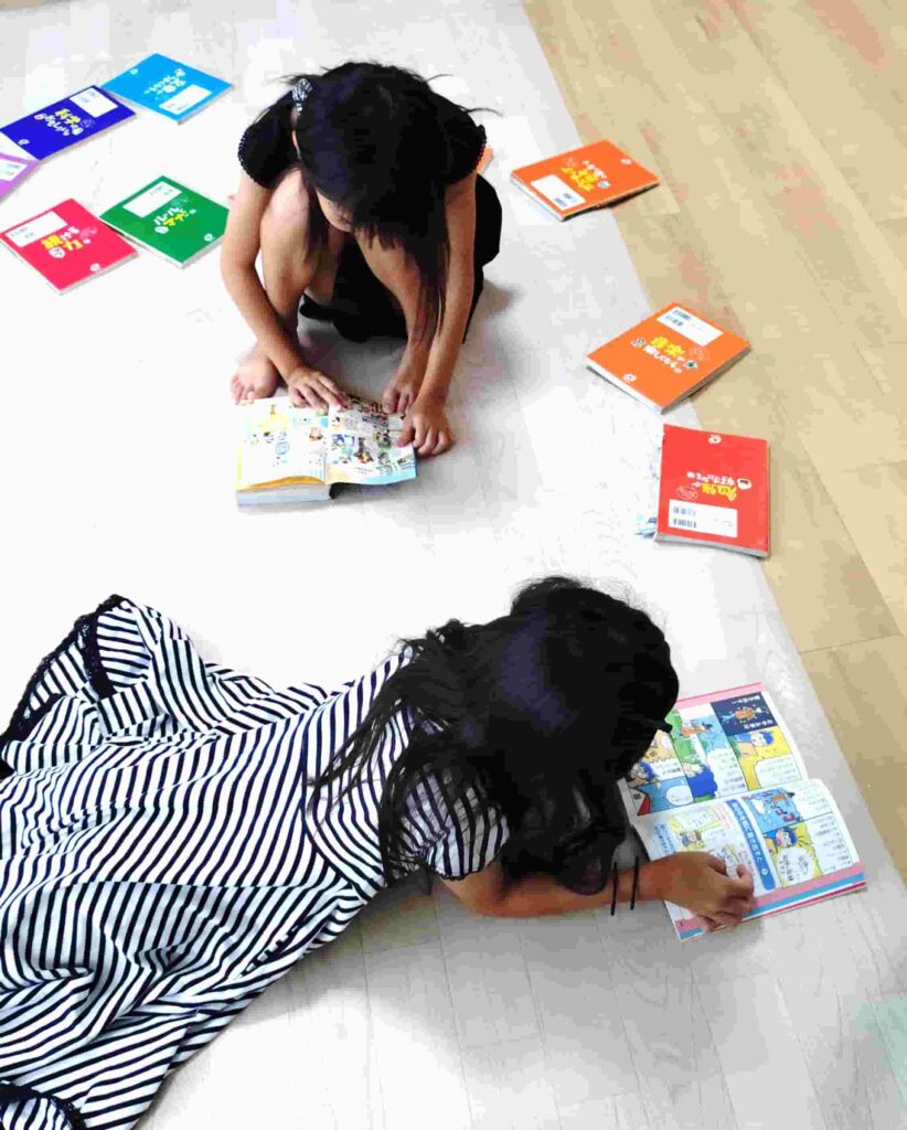 子どもたちが読書をしている写真
