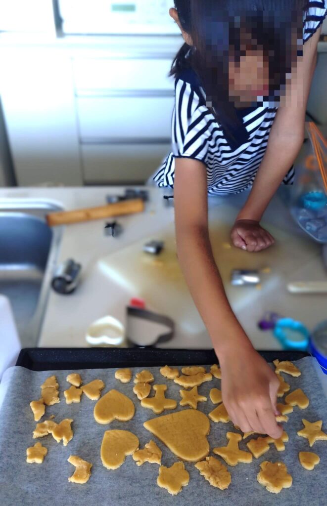 クッキーを作っている写真