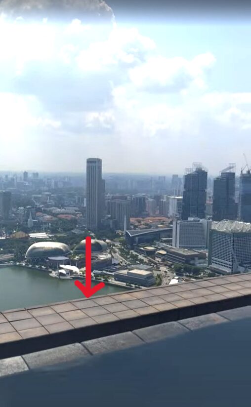 プールの外枠の写真