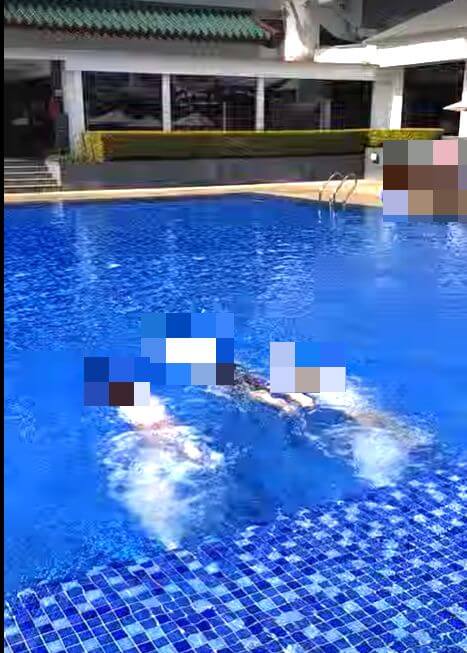 子供たちプールで泳ぐ