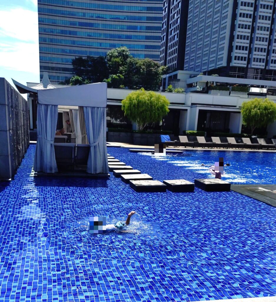 3歳児がプールで泳ぐ