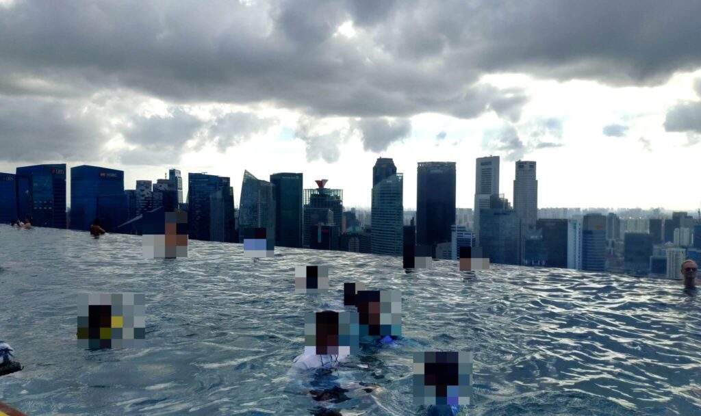 マリーナベイサンズのプール。少し混んでいる。