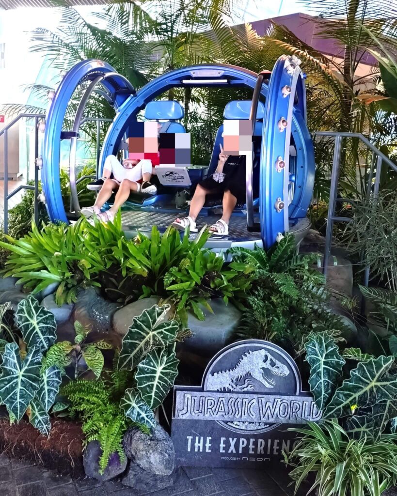 ジュラシックワールドの乗り物の写真