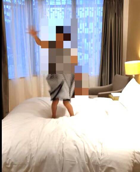 ベッドではしゃぐ